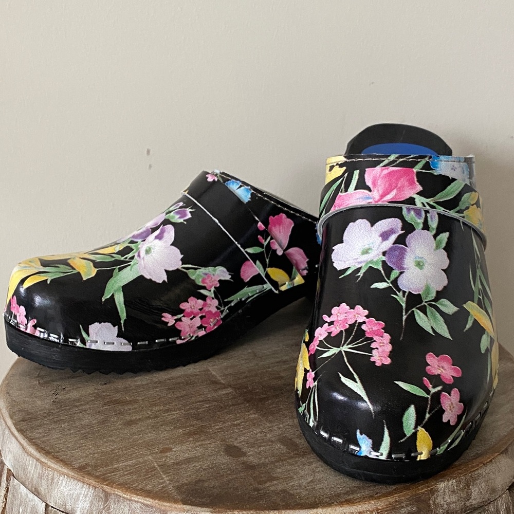 Scandi Girl Cape Clogs Leather Floral Handmade in Sweden Black Size 40
